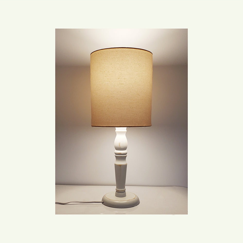 Luminária De Mesa Cúpula Tecido Cru Base Branco Provençal